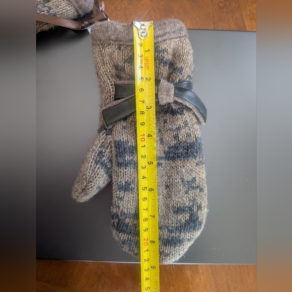 Mittens - Picture 4 of 5